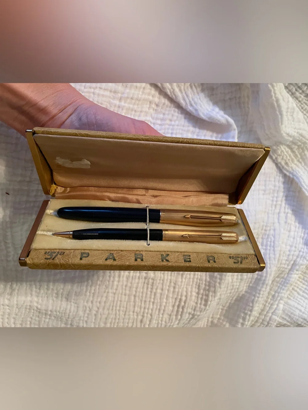 Vintage Parker 51 Black / Gold Fountain Pen set in original stamped leather case